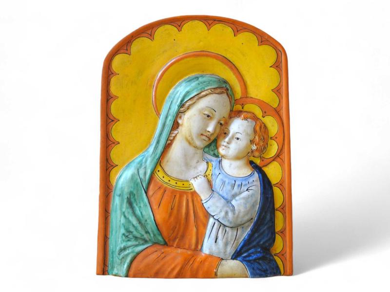 Placca centinata in maiolica policroma raffigurante Madonna col Bambino in stile Cinquecentesco