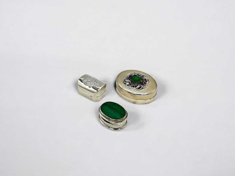 Tre scatoline in argento e malachite