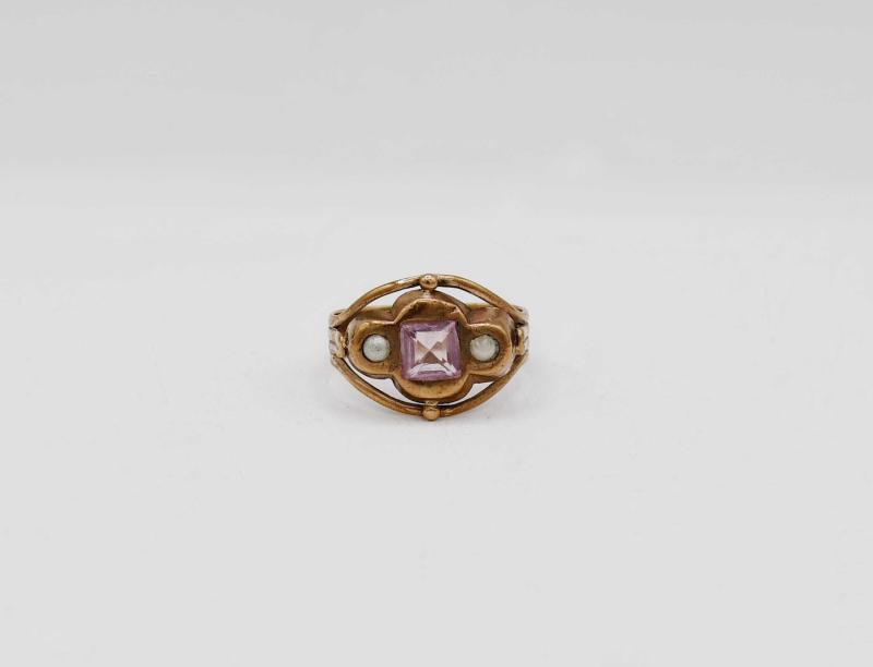 Anello in oro con rosa di Francia e perline